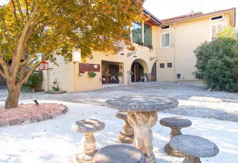 Majatalo La Curt Guest House