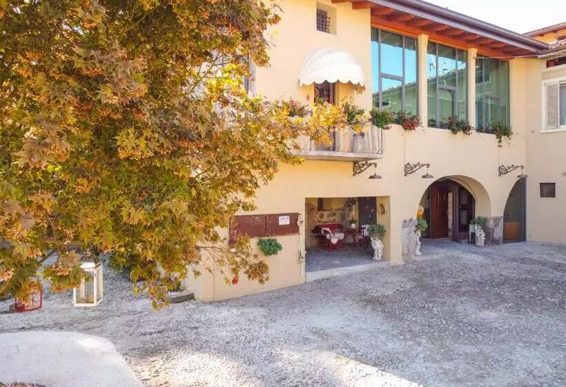 Majatalo La Curt Guest House