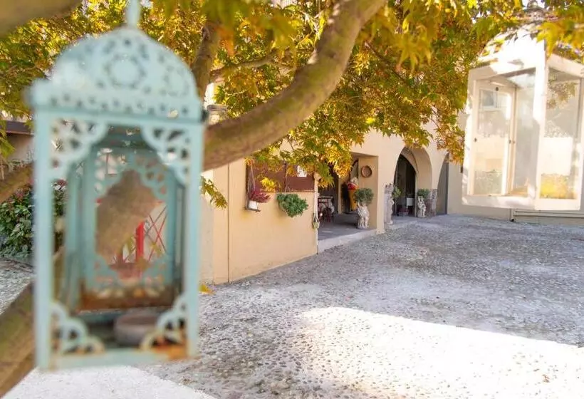 Majatalo La Curt Guest House