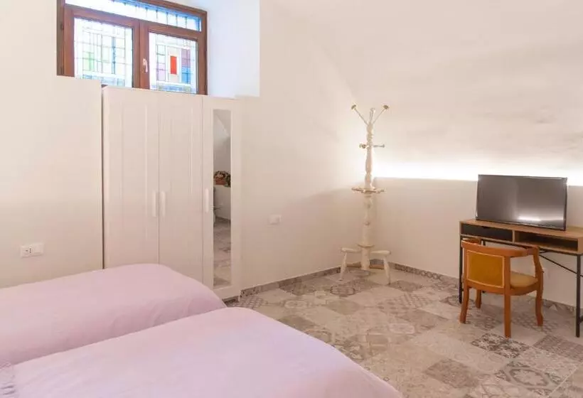 Majatalo La Curt Guest House