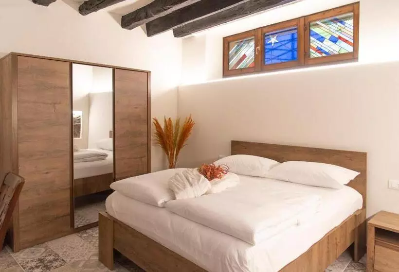 Majatalo La Curt Guest House