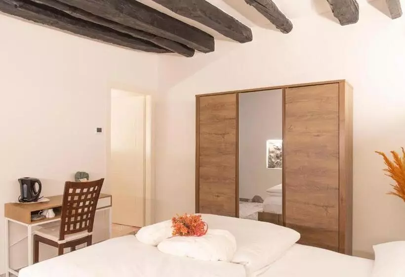 Majatalo La Curt Guest House