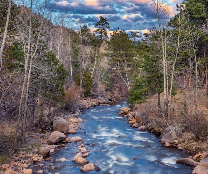 فندق 4 Seasons Inn On Fall River