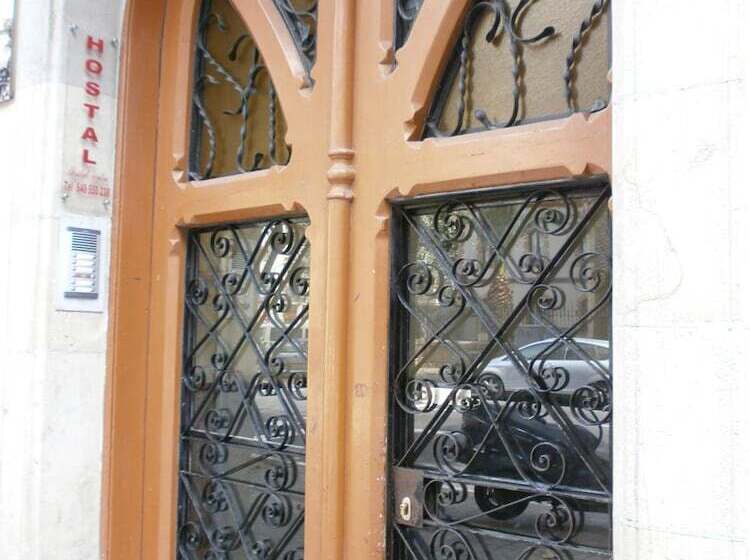 هتل Hostal Absolut Stay