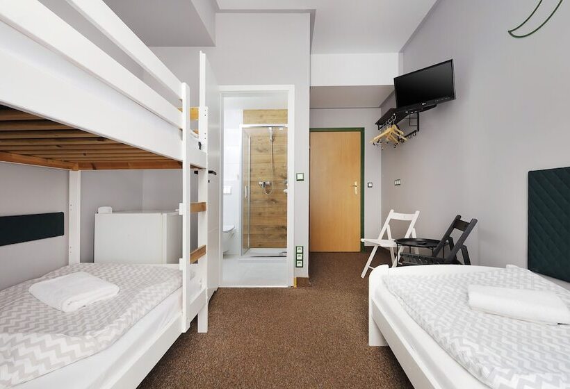 בית מלון כפרי Moon Hostel Kraków