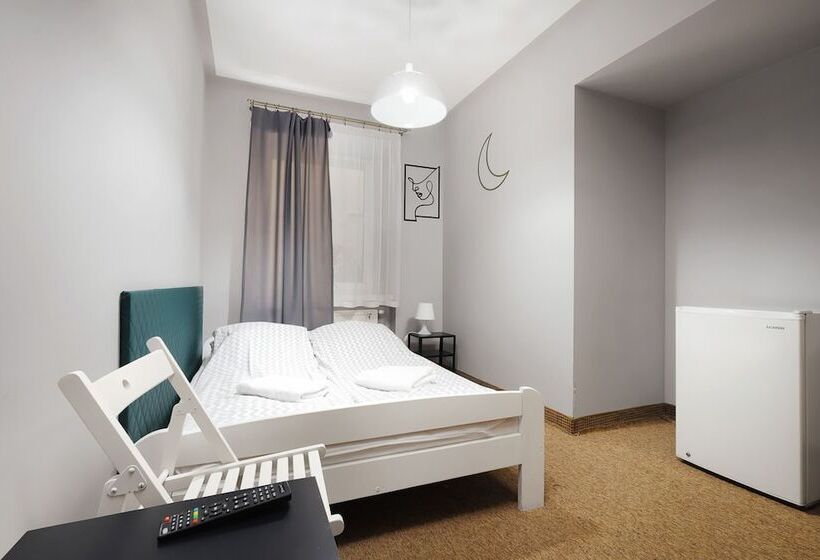 בית מלון כפרי Moon Hostel Kraków