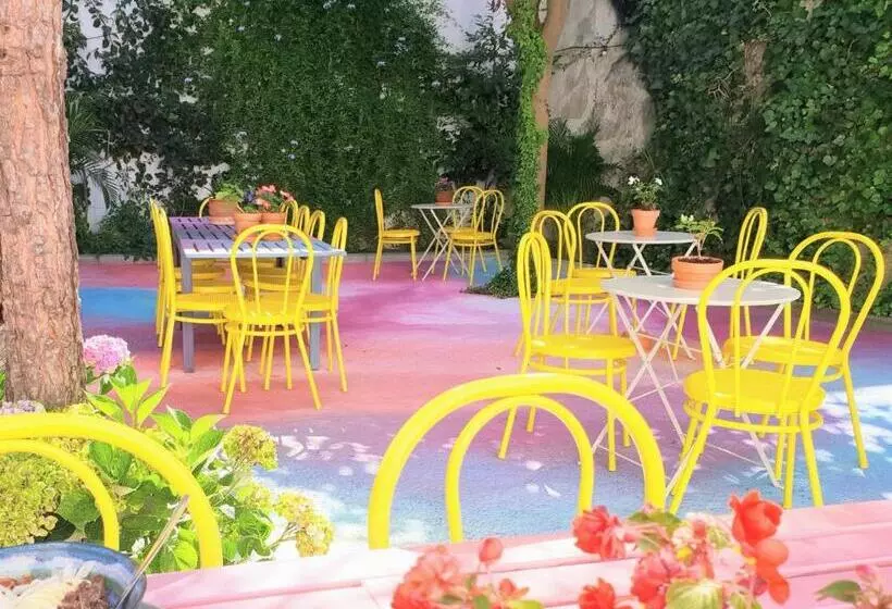 Supernova Hostel & Café