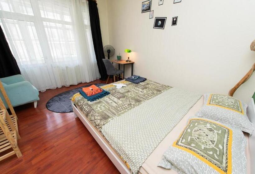 住宿加早餐  Kadıköy ün Merkezinde Oda