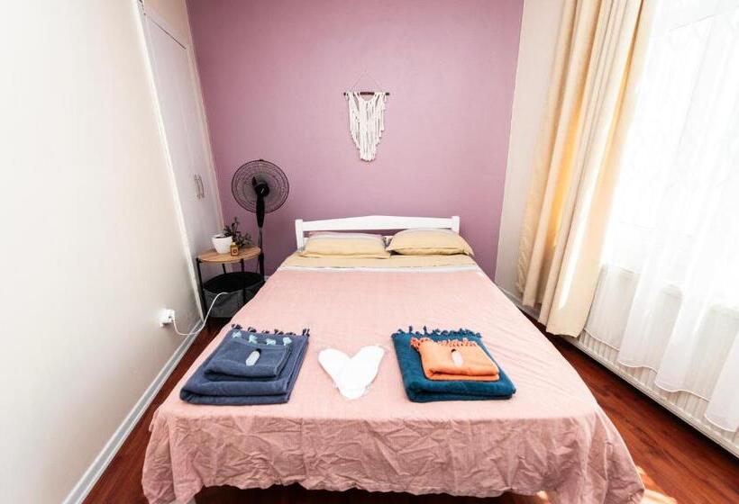 住宿加早餐  Kadıköy ün Merkezinde Oda