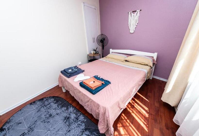 住宿加早餐  Kadıköy ün Merkezinde Oda