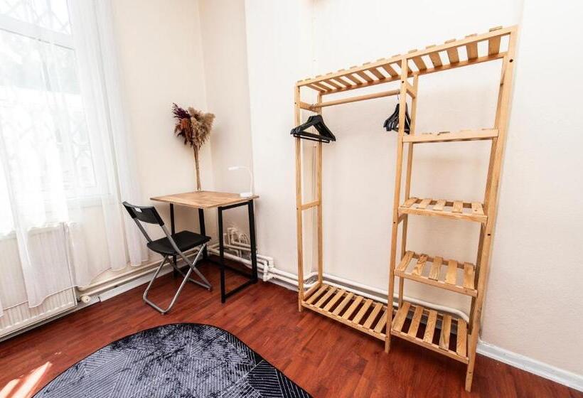 住宿加早餐  Kadıköy ün Merkezinde Oda