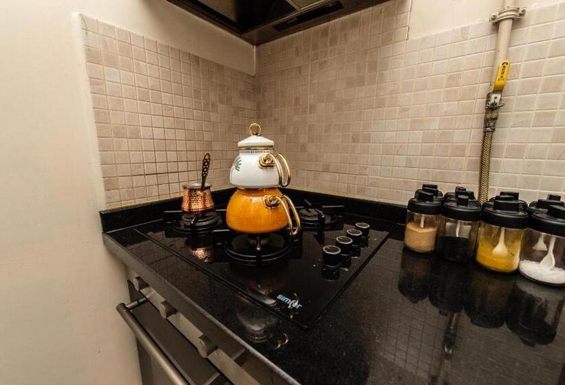 住宿加早餐  Kadıköy ün Merkezinde Oda