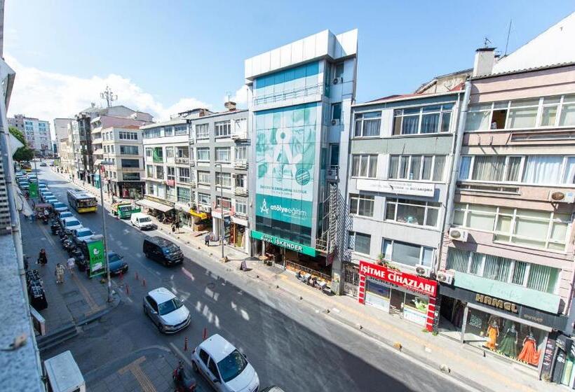 住宿加早餐  Kadıköy ün Merkezinde Oda
