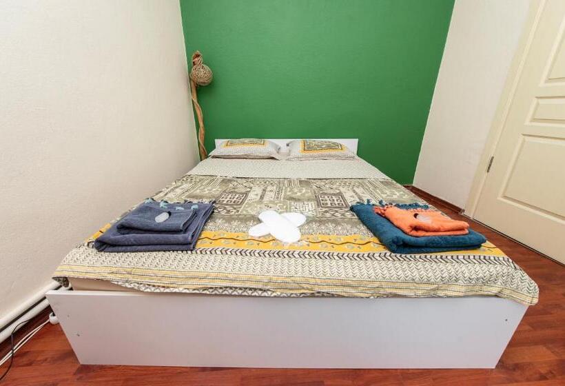 住宿加早餐  Kadıköy ün Merkezinde Oda