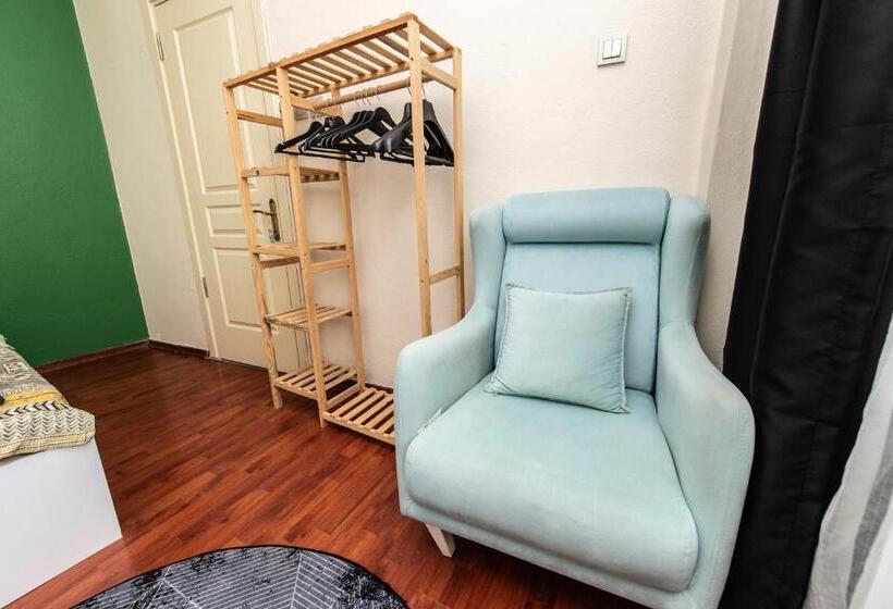 住宿加早餐  Kadıköy ün Merkezinde Oda