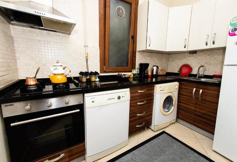 住宿加早餐  Kadıköy ün Merkezinde Oda