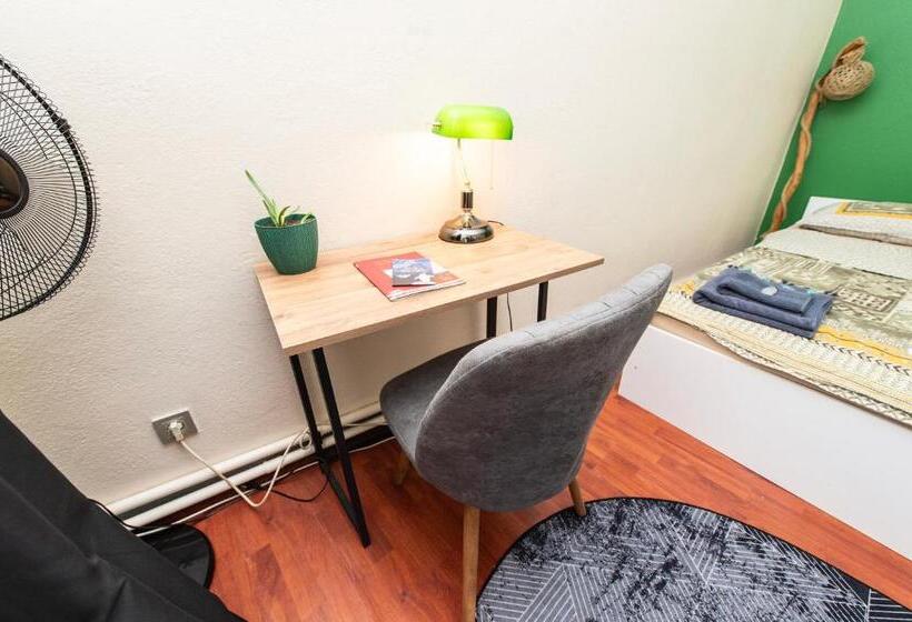 住宿加早餐  Kadıköy ün Merkezinde Oda