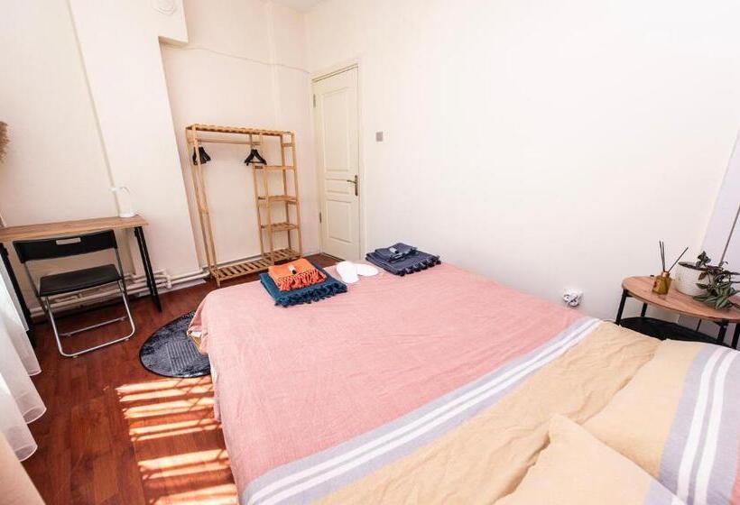 住宿加早餐  Kadıköy ün Merkezinde Oda