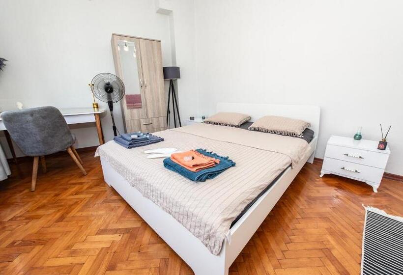 住宿加早餐  Kadıköy ün Merkezinde Oda