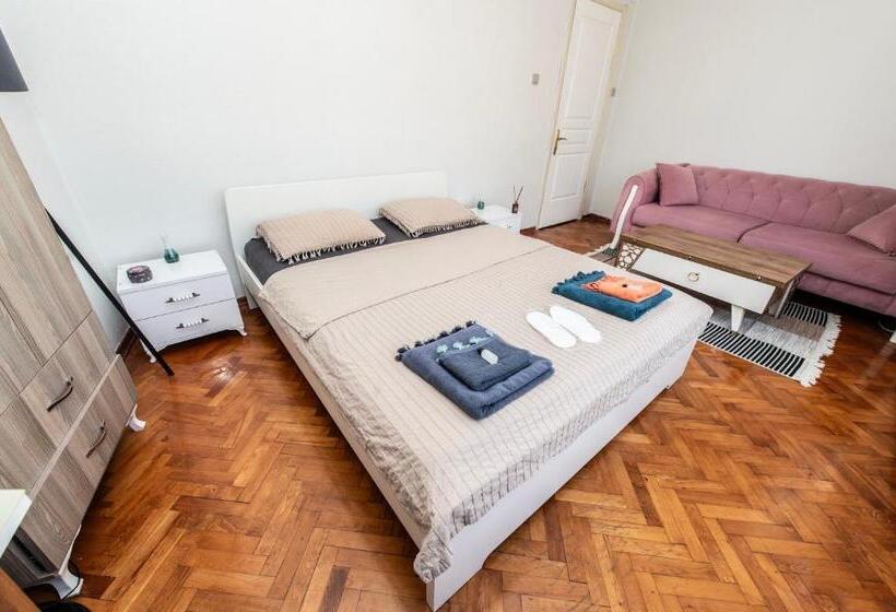 住宿加早餐  Kadıköy ün Merkezinde Oda