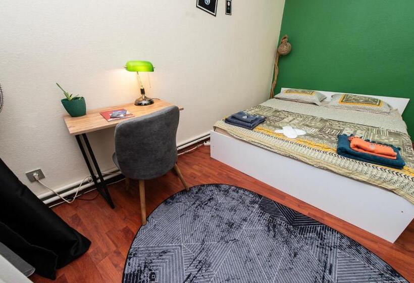 住宿加早餐  Kadıköy ün Merkezinde Oda