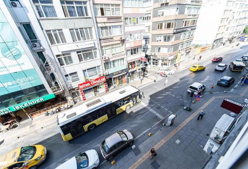 住宿加早餐  Kadıköy ün Merkezinde Oda