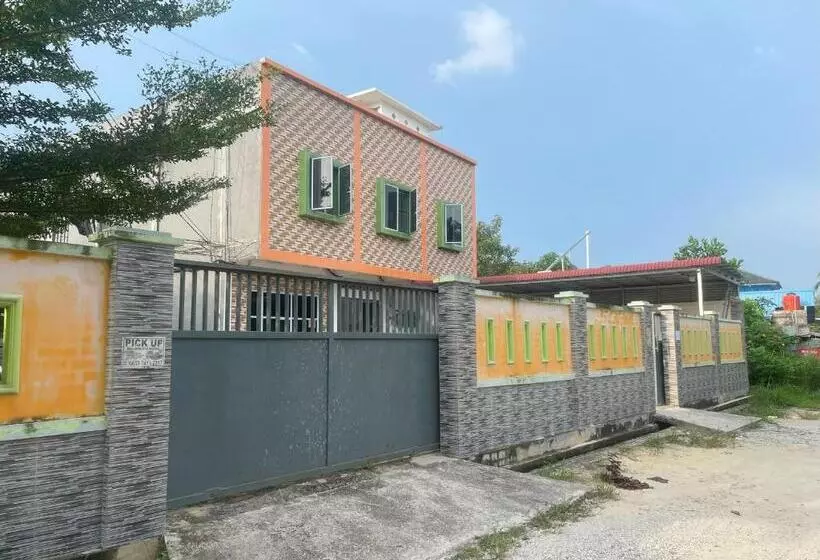 Hotelli Oyo 93088 Celine Home Syariah