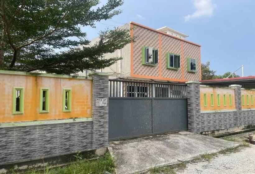 هتل Oyo 93088 Celine Home Syariah