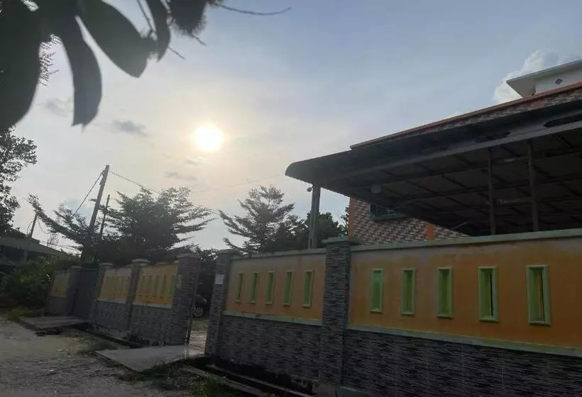 Hotelli Oyo 93088 Celine Home Syariah