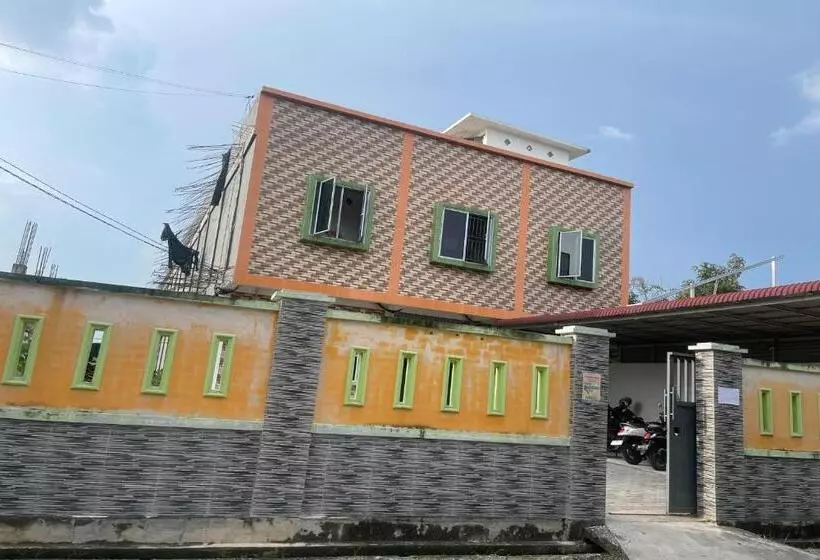 Hotelli Oyo 93088 Celine Home Syariah