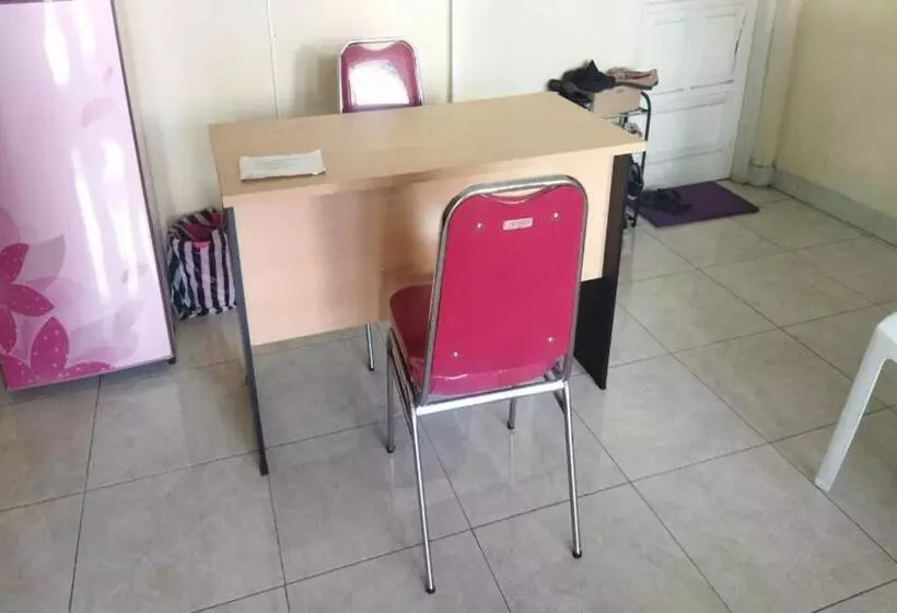 Hotelli Oyo 93088 Celine Home Syariah