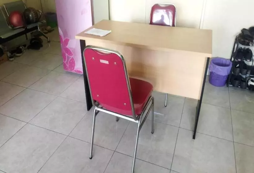 Hotelli Oyo 93088 Celine Home Syariah