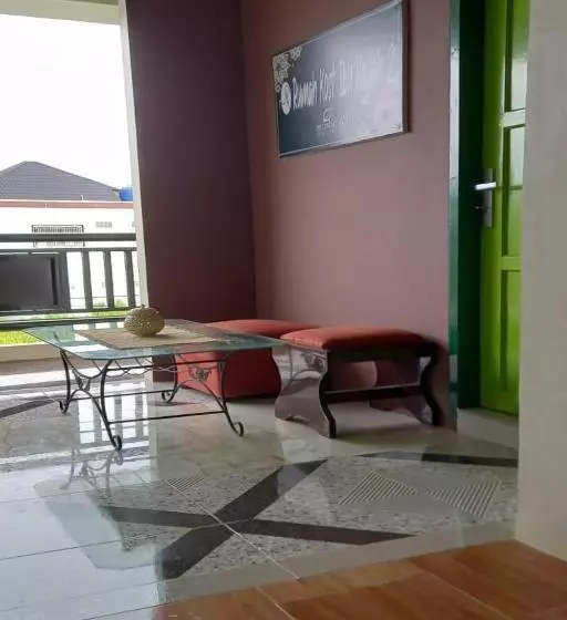 Hotelli Oyo 93088 Celine Home Syariah