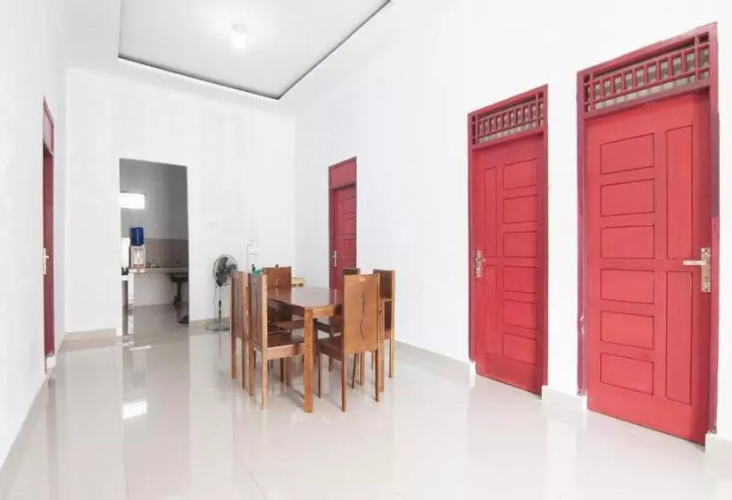 Hotelli Oyo 93088 Celine Home Syariah