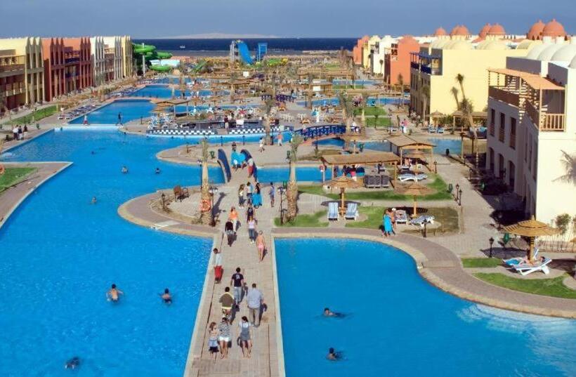 هتل Titanic Aqua Park Resort Fun City