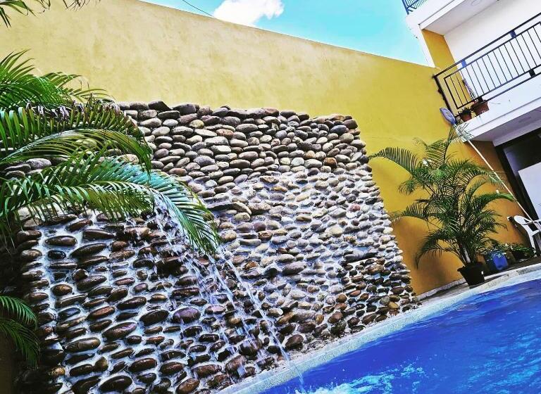 هتل Victoria Queen Villavieja