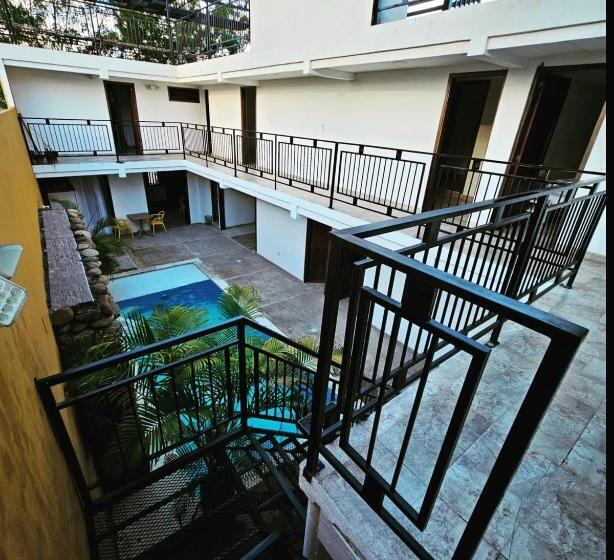 هتل Victoria Queen Villavieja