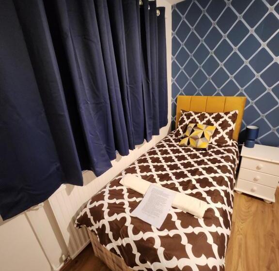 تختخواب و صبحانه Gatwick Star Night Stay   Gatwick