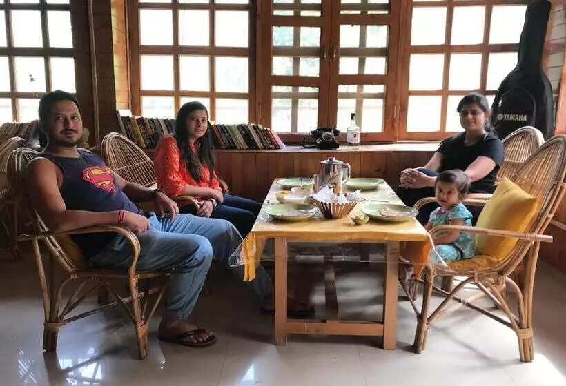 ホテル Jibhi Brook Retreat