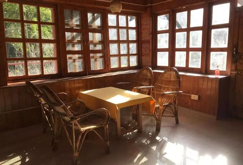ホテル Jibhi Brook Retreat