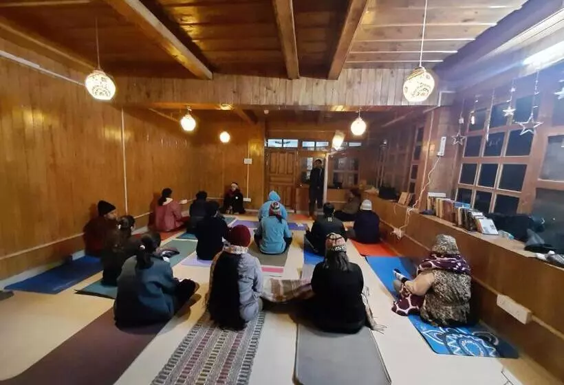 ホテル Jibhi Brook Retreat