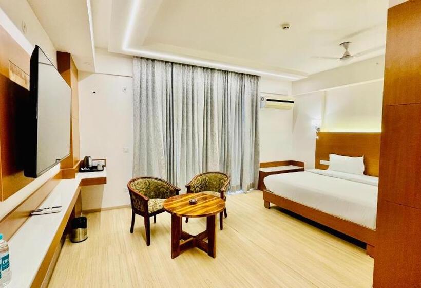 Neel Skye   Couple Friendly   Dlf My Pad, Gomtinagar , Lucknow