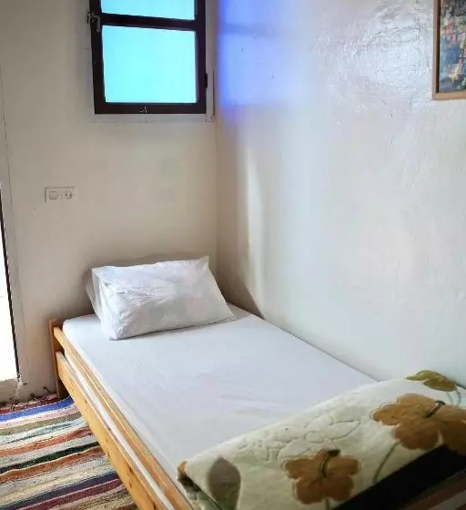 پانسیون Surf House Desert Point