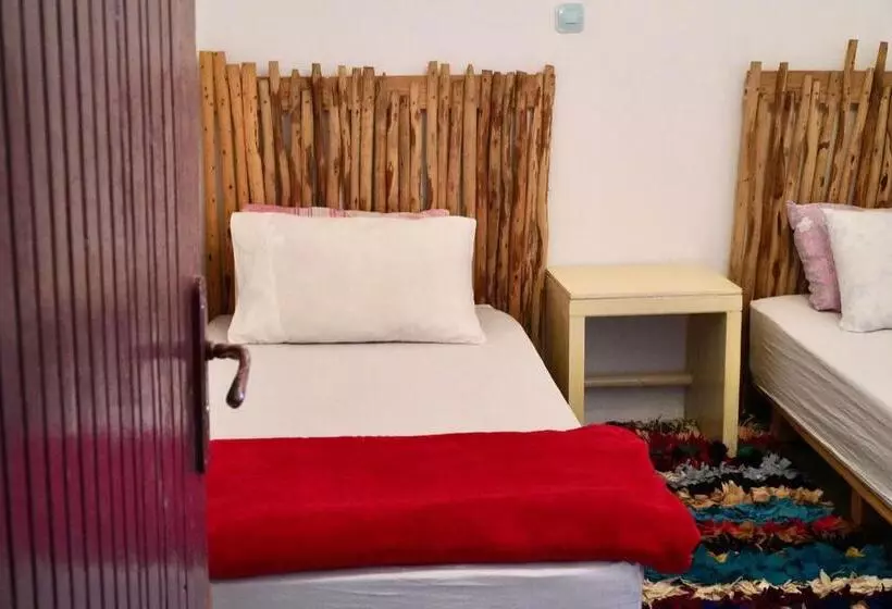 پانسیون Surf House Desert Point
