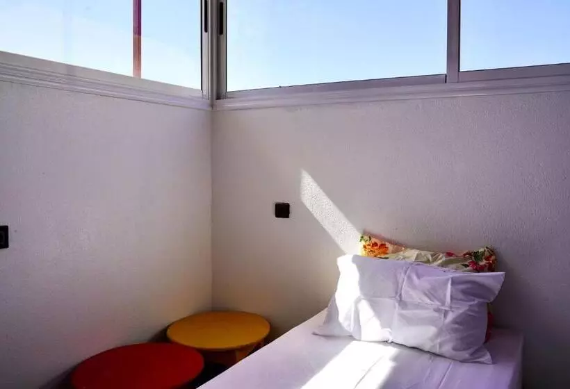 پانسیون Surf House Desert Point