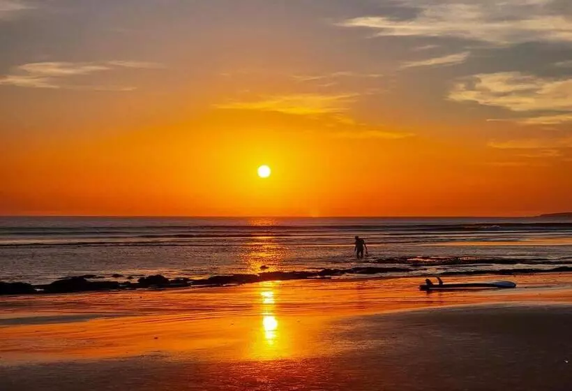 پانسیون Surf House Desert Point