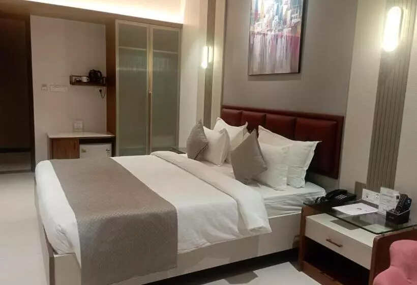 Pushpak Hotel & Convention