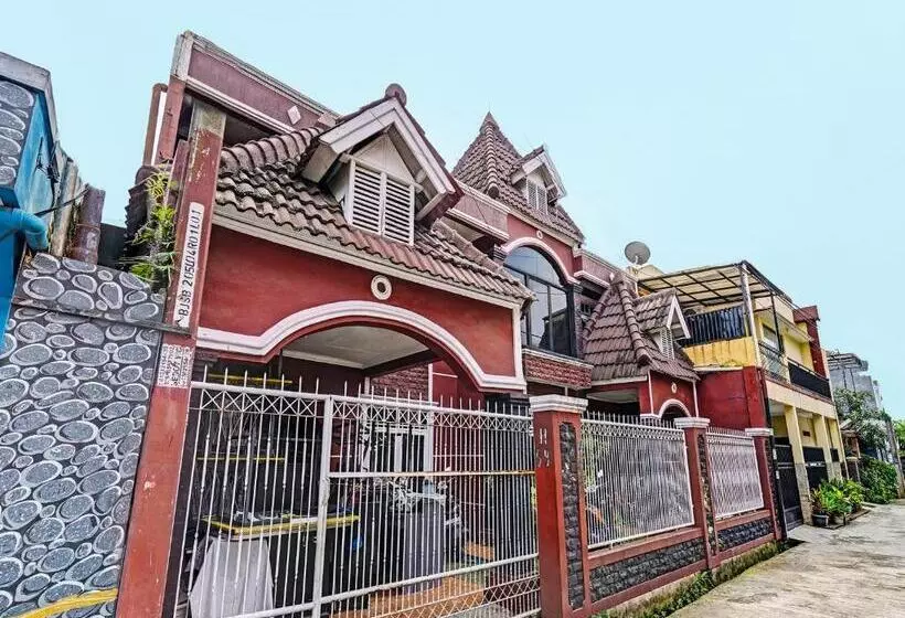 Hotelli Oyo Life 92546 Kost Merah Bojongsoang Syariah