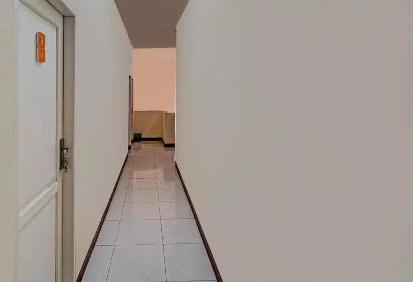 Hotelli Oyo Life 92546 Kost Merah Bojongsoang Syariah