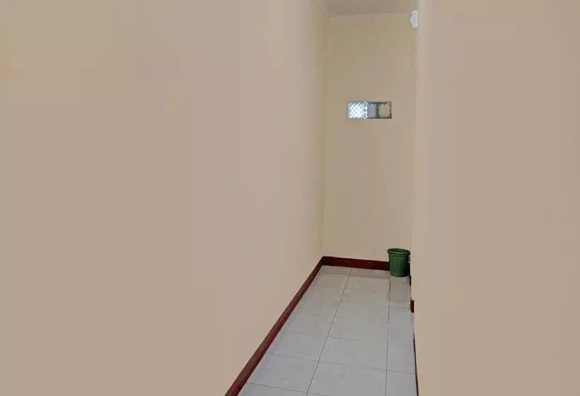 Hotelli Oyo Life 92546 Kost Merah Bojongsoang Syariah